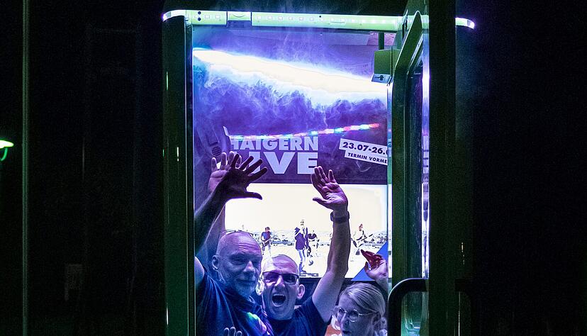 Eine umgebaute Telefonzelle soll etwas Festivalstimmung aufkommen lassen. Fotos: Tina Schulze. Eine umgebaute Telefonzelle soll etwas Festivalstimmung aufkommen lassen. Fotos: Tina Schulze.