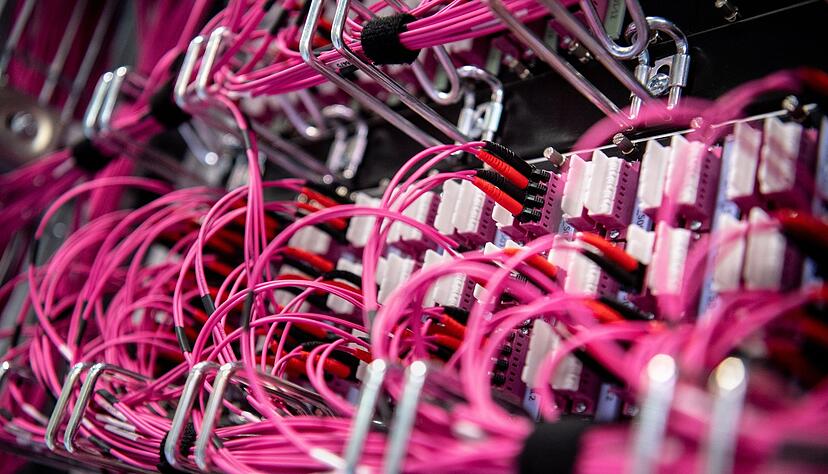Glasfaserkabel stecken in einem Rechenzentrum vom bayerischen Landeskriminalamt (BLKA) in einem Netzwerk-Switch. Glasfaserkabel stecken in einem Rechenzentrum vom bayerischen Landeskriminalamt (BLKA) in einem Netzwerk-Switch.