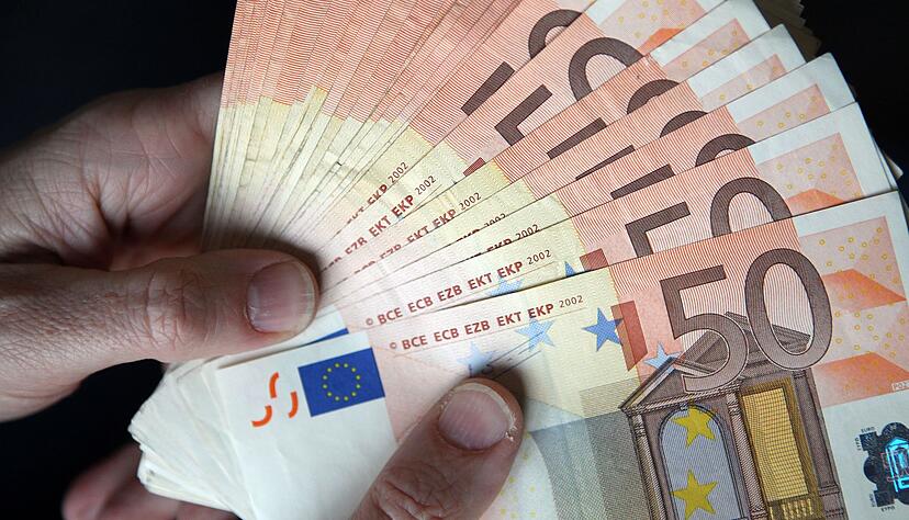 Einen Teil seines Vermögens sollte man für laufende Ausgaben und Notfälle verfügbar halten. Einen Teil seines Vermögens sollte man für laufende Ausgaben und Notfälle verfügbar halten.