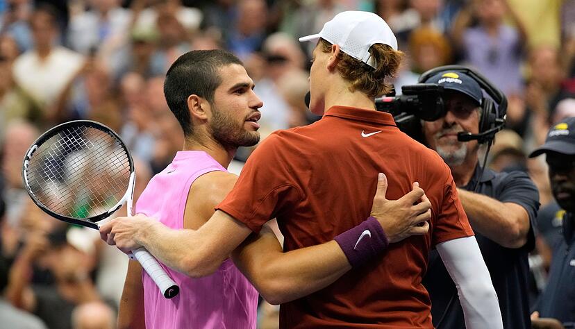 Carlos Alcaraz (l) setzte sich im US-Open-Finale in vier Sätzen gegen Jannik Sinner (r) durch.