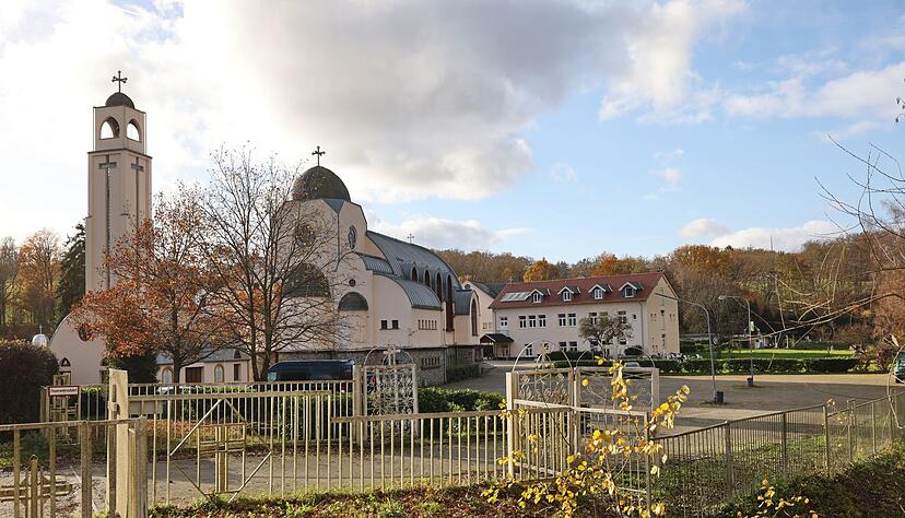 Den Angaben der Ermittler zufolge war das Kind unverletzt in einem Kinderwagen. Den Angaben der Ermittler zufolge war das Kind unverletzt in einem Kinderwagen.