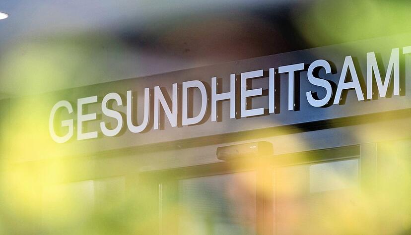 Bald wird auf die Gesundheitsämter in Deutschland ein erheblicher Mehraufwand zukommen: Bis zum 15. März muss Pflegepersonal nachweisen, dass es geimpft oder genesen ist, sonst müssen die Behörden aktiv werden. Bald wird auf die Gesundheitsämter in Deutschland ein erheblicher Mehraufwand zukommen: Bis zum 15. März muss Pflegepersonal nachweisen, dass es geimpft oder genesen ist, sonst müssen die Behörden aktiv werden.