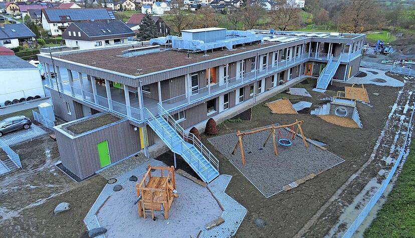 Von außen ist die Kindertagesstätte am Wertplatz an der Mensa und der Grundschule orientiert, um ein einheitliches Erscheinungsbild zu bieten, sagt Bürgermeister Robert Böhnel. Die Außenanlagen werden im Frühjahr begrünt und Bäume gepflanzt.