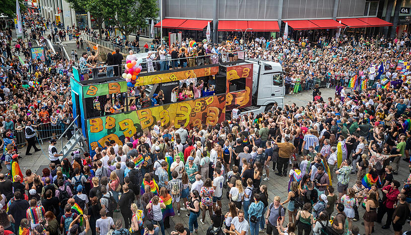 Tausende Menschen nahmen im vergangenen Jahr an dem Festumzug zum Christopher Street Day in der Stuttgarter Innenstadt teil. Tausende Menschen nahmen im vergangenen Jahr an dem Festumzug zum Christopher Street Day in der Stuttgarter Innenstadt teil.