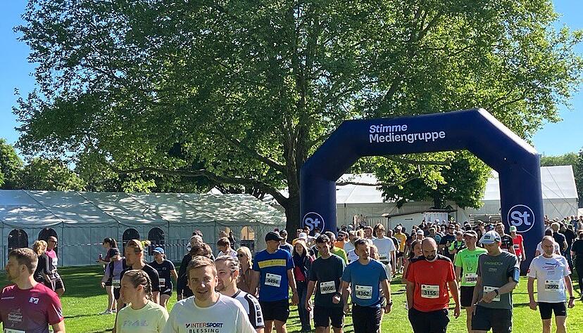 Noch geht es gemütlich zu. Auf dem Weg zum Start des TrollingerHalbmarathons.