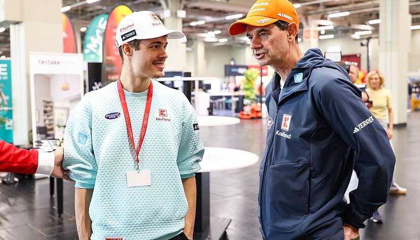Der Skisprung-Weltcup beginnt: Philipp Raimund (links) und Bundestrainer Stefan Horngacher wissen nicht genau, wo sie stehen.