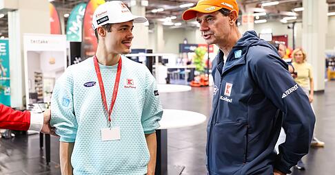 Der Skisprung-Weltcup beginnt: Philipp Raimund (links) und Bundestrainer Stefan Horngacher wissen nicht genau, wo sie stehen.