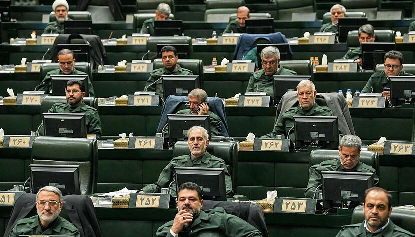 Der Iran reagiert auf EU-Sanktionen: Parlamentsabgeordnete tragen die Uniformen der Revolutionsgarden. (Archivbild)
