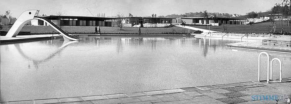 Kurz vor der feierlichen Einweihung des Freibades am 12. Mai 1967:  Im Vordergrund das Nichtschwimmerbassin, links die Damenumkleide, rechts oben der Erfrischungskiosk.