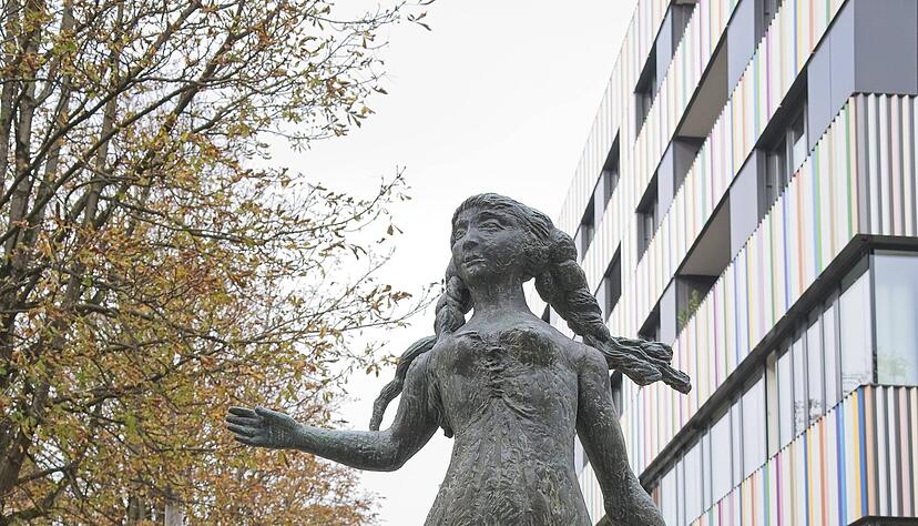 Hinter dem Marrahaus steht eine Statue die das Käthchen von Heilbronn zeigt. Hinter dem Marrahaus steht eine Statue die das Käthchen von Heilbronn zeigt.