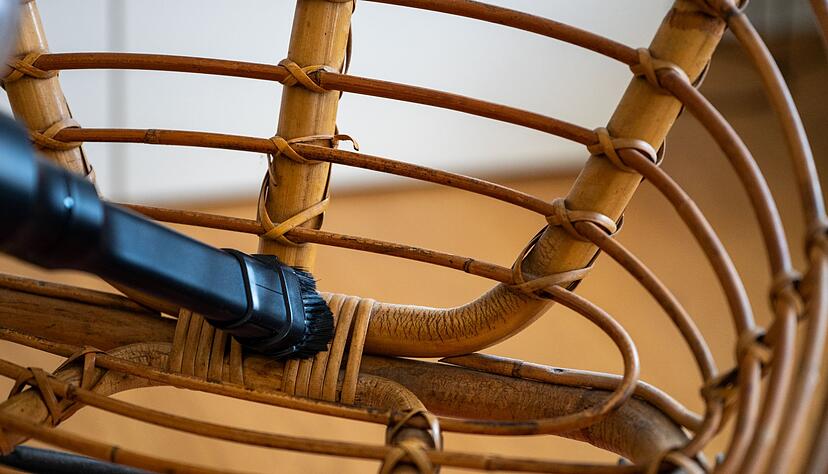 Rattanm&ouml;bel schonend reinigen: Staub l&auml;sst sich am einfachsten mit einem Staubsauger mit B&uuml;rstenaufsatz entfernen.