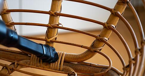 Rattanm&ouml;bel schonend reinigen: Staub l&auml;sst sich am einfachsten mit einem Staubsauger mit B&uuml;rstenaufsatz entfernen.