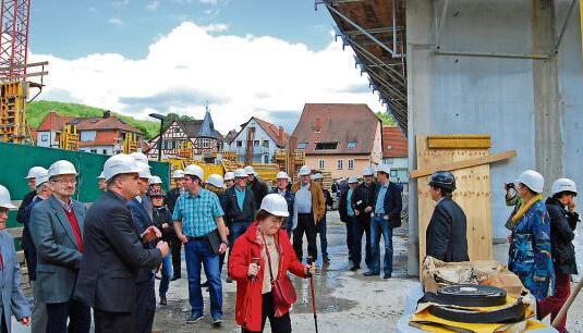 In die Baustellenbegehung des Gemeinderats platzte die Nachricht, dass die Projektentwicklungsgesellschaft Insolvenz angemeldet hat.Foto: Rudolf Landauer