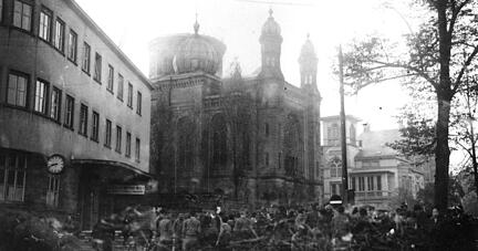 Schaulustige vor der niedergebrannten Synagoge. Aufgenommen am 10. November 1938 gegen 8.40 Uhr von Fritz Walderich an der Kreuzung Allee Titotstraße.