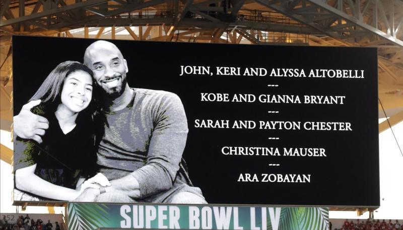 Vor dem&nbsp;Beginn des Super Bowls gedenken die Football-Teams t&ouml;dlich verungl&uuml;ckten Basketball-Ikone Kobe Bryant, seiner 13 Jahre alten Tochter Gianna und den weiteren sieben Insassen.