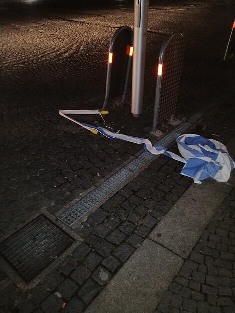 Die ursprünglich gehisste Israel-Flagge lag zertrampelt am Boden vor dem Heilbronner Rathaus. Die ursprünglich gehisste Israel-Flagge lag zertrampelt am Boden vor dem Heilbronner Rathaus.