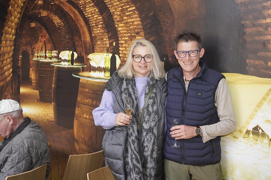 Gläser mit edlen Destillaten stehen zur Verkostung bereit.