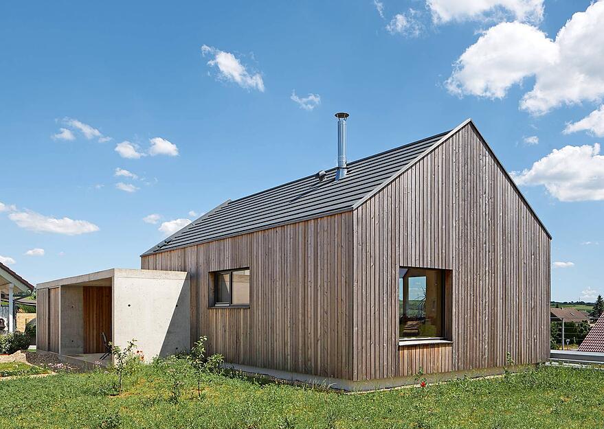 In einer Neubausiedlung in Ittlingen sticht dieses kompakte Holzhaus hervor: an den Funktionen orientiert, bei höchstem Anspruch an Atmosphäre und Material doch bescheiden. In einer Neubausiedlung in Ittlingen sticht dieses kompakte Holzhaus hervor: an den Funktionen orientiert, bei höchstem Anspruch an Atmosphäre und Material doch bescheiden.