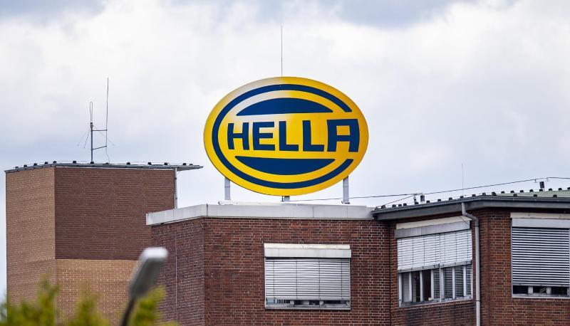 Das Logo des Automobilzulieferers Hella ist an der Konzernzentrale zu sehen. Das Logo des Automobilzulieferers Hella ist an der Konzernzentrale zu sehen.