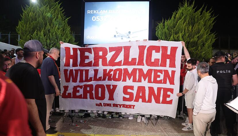 Fans von Galatasaray begrüßten Sané mit einem Plakat. Fans von Galatasaray begrüßten Sané mit einem Plakat.