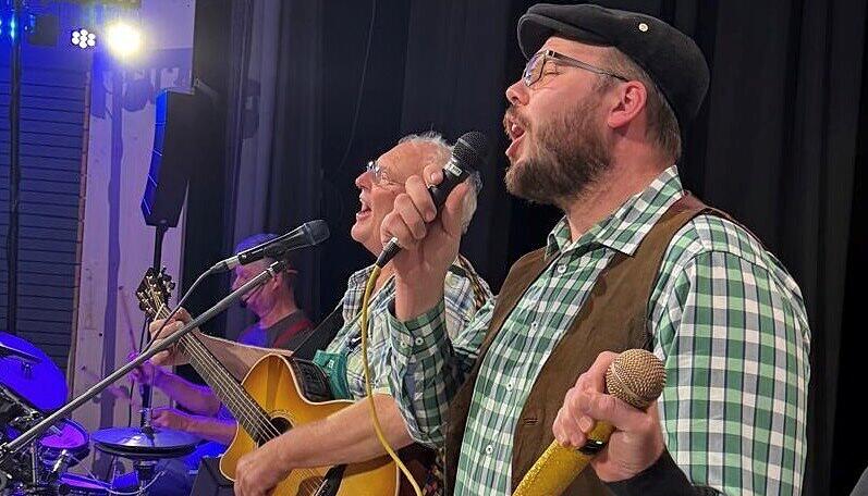 Samuel H&auml;u&szlig;er &uuml;bernimmt bei den letzten Konzerten von Annaweech das Mikrofon von Frank "Molle" Winkler