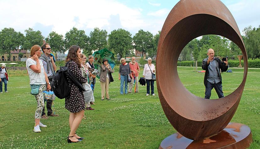 Reizvoller Durchblick: Das Eppinger Auge befindet sich im Weiherpark. Die Skulptur ist aus Cortenstahl gefertigt und stammt von Rüdiger Seidt. Reizvoller Durchblick: Das Eppinger Auge befindet sich im Weiherpark. Die Skulptur ist aus Cortenstahl gefertigt und stammt von Rüdiger Seidt.