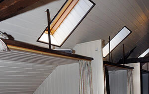 Der &auml;lteste Schlafsaal hat acht Kojen mit drei oder vier Matratzen.