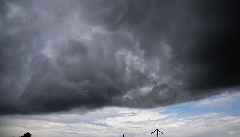 Wie lange sich die Gewitter halten, ist laut DWD noch nicht absehbar. (Archivbild)