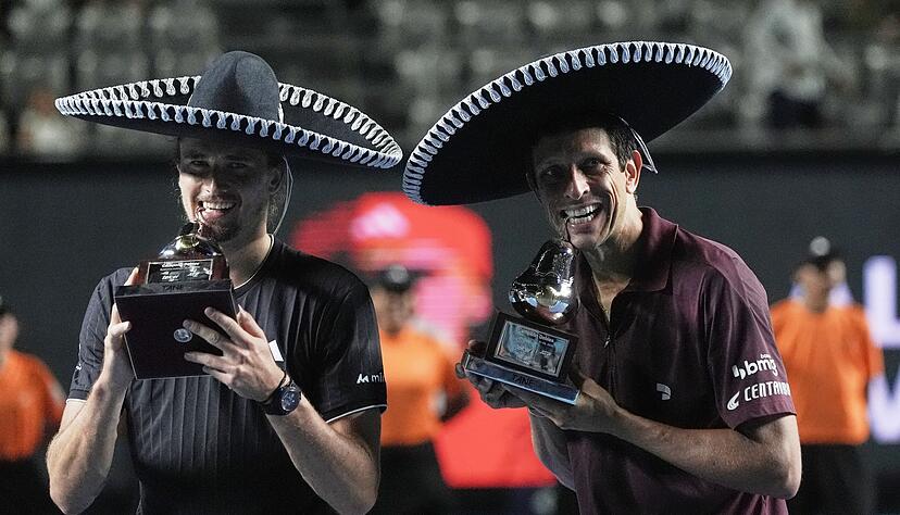 Alexander Zverev (l) bei der Siegerehrung mit Doppel-Partner Marcelo Melo. Alexander Zverev (l) bei der Siegerehrung mit Doppel-Partner Marcelo Melo.