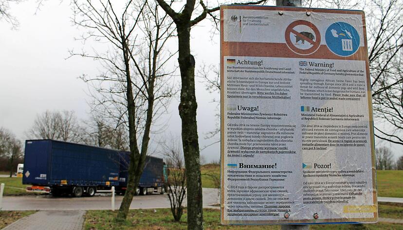 Warnhinweise an der A6 sollen verhindern, dass die Afrikanische Schweinepest mit einem St&uuml;ck infiziertem Fleisch vom weggeworfenen Vesper eines Lkw-Fahrers in Hohenlohe eingeschleppt wird. Foto: Reichert