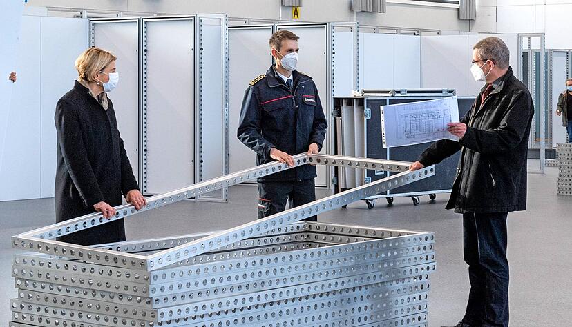 Uwe Pfeiffer vom Katastrophenschutzteam der Feuerwehr (rechts) erläutert Feuerwehrchef Fabian Müller und Bürgermeisterin Agnes Christner den Aufbauplan.