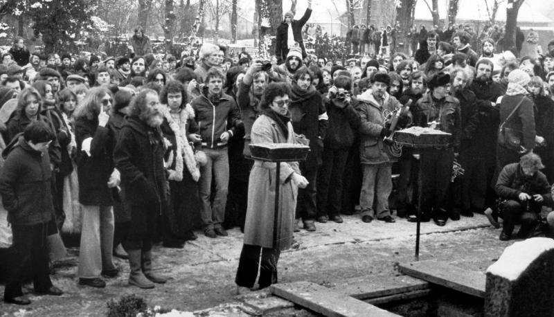 Die Trauergemeinde nimmt am offenen Grab auf dem St. Annen-Friedhof in Dahlem Abschied von Rudi Dutschke. Er starb 11 Jahre nach dem Attentat an dessen Folgen. Foto:&nbsp;Chris Hoffmann