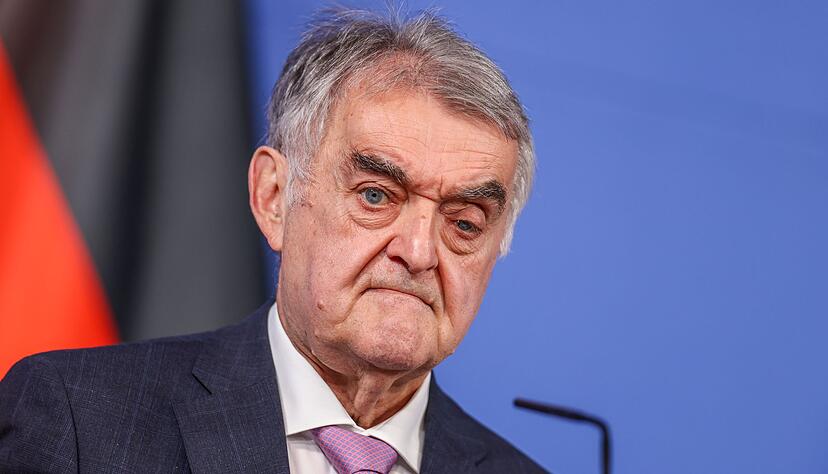 Herbert Reul beklagt fehlenden Respekt für Einsatzkräfte. (Archivbild)