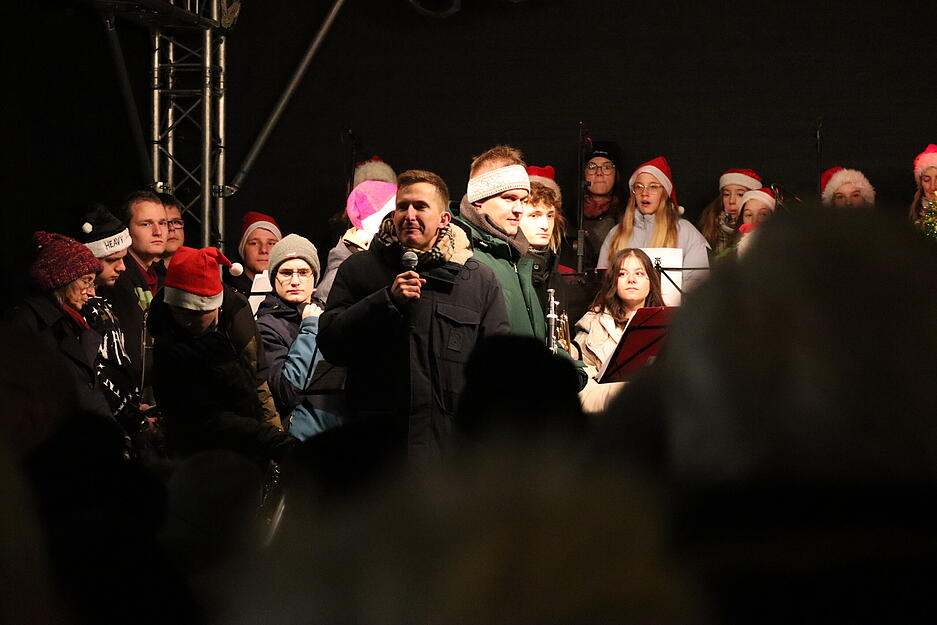 Am Mittwochabend wurde der Weihnachtsmarkt „Advent am Schloss“ in Künzelsau eröffnet.
