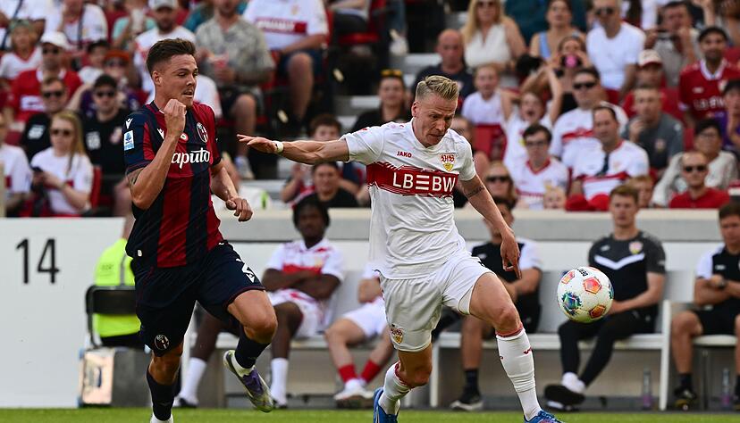 Auch f&uuml;r VfB-Fl&uuml;gelspieler Chris F&uuml;hrich (r) war es bei 35 Grad im Schatten kein einfaches Spiel.