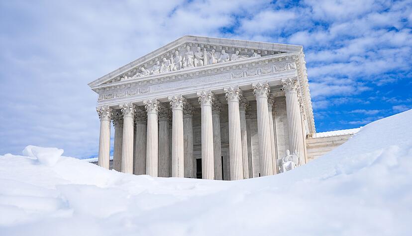 Menschen k&auml;mpfen in den USA mit Schneemassen und K&auml;lte.