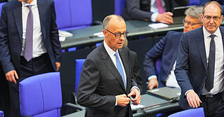 Friedrich Merz (CDU, Mitte) ist bei der Kanzlerwahl im Bundestag im ersten Wahlgang durchgefallen. Nun soll der zweite Wahlgang folgen.
