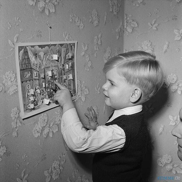 Behutsam wird an Heiligabend 1955 das letzte Türchen des Adventskalenders geöffnet.