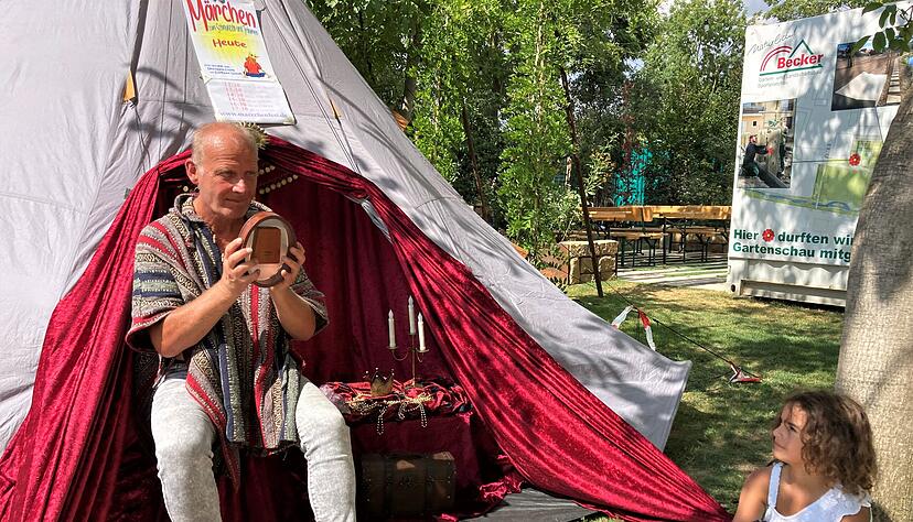 "Ich bin gespannt, was jetzt für ein Märchen kommen möchte", sagt Volker Schudt, bevor er die Sansula anzupft. Maya hört gebannt zu. "Ich bin gespannt, was jetzt für ein Märchen kommen möchte", sagt Volker Schudt, bevor er die Sansula anzupft. Maya hört gebannt zu.