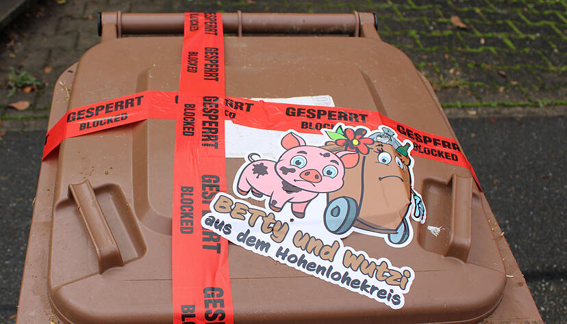 Diese Biomülltonne hat eine rote Markierung erhalten. Diese Biomülltonne hat eine rote Markierung erhalten.