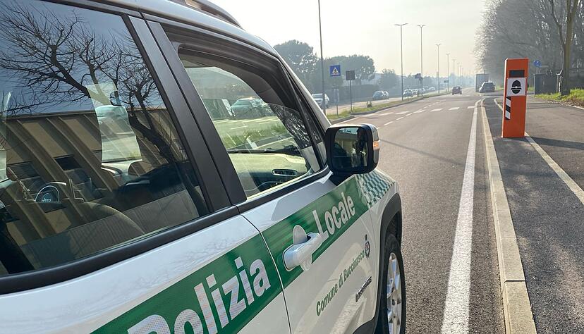 Auch vielen deutschen Urlaubern bekannt: Blitzer-Säulen in Italien. (Archivbild) Auch vielen deutschen Urlaubern bekannt: Blitzer-Säulen in Italien. (Archivbild)