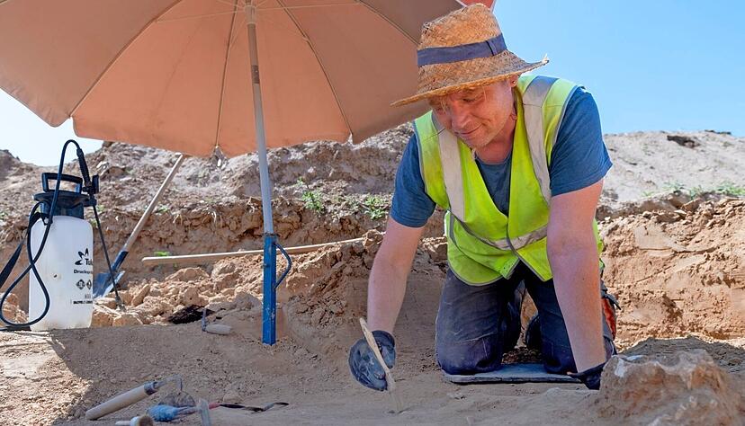 Feingefühl ist gefragt: Um die menschlichen Knochen aus der Erde zu bergen, arbeitet das Ausgrabungsteam vorsichtig mit dem Pinsel. Feingefühl ist gefragt: Um die menschlichen Knochen aus der Erde zu bergen, arbeitet das Ausgrabungsteam vorsichtig mit dem Pinsel.