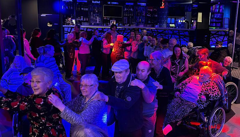 Mit viel Vorfreude haben sie darauf gewartet: Nun tummeln sich die Bewohner von vier französischen Altenheimen auf der Tanzfläche eines Nachtclubs. Mit viel Vorfreude haben sie darauf gewartet: Nun tummeln sich die Bewohner von vier französischen Altenheimen auf der Tanzfläche eines Nachtclubs.