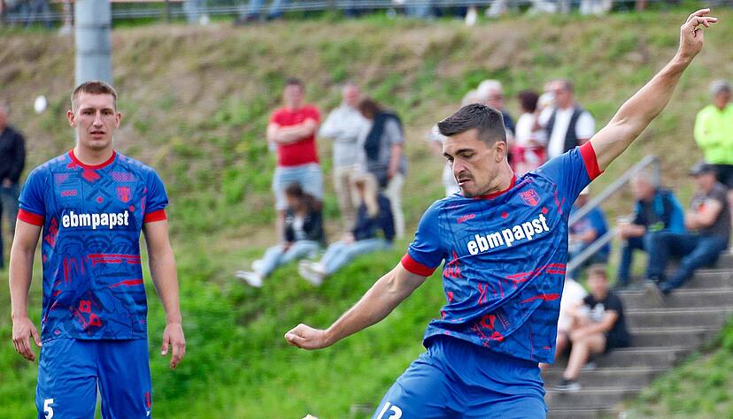 Benjamin Kurz (rechts) geht zuk&uuml;nftig wieder f&uuml;r den FSV Hollenbach auf Torejagd. Wie Verteidiger Arne Sch&uuml;lke (links) hatte auch er einst aus der Hollenbacher A-Jugend den Sprung zu den Aktiven geschafft.