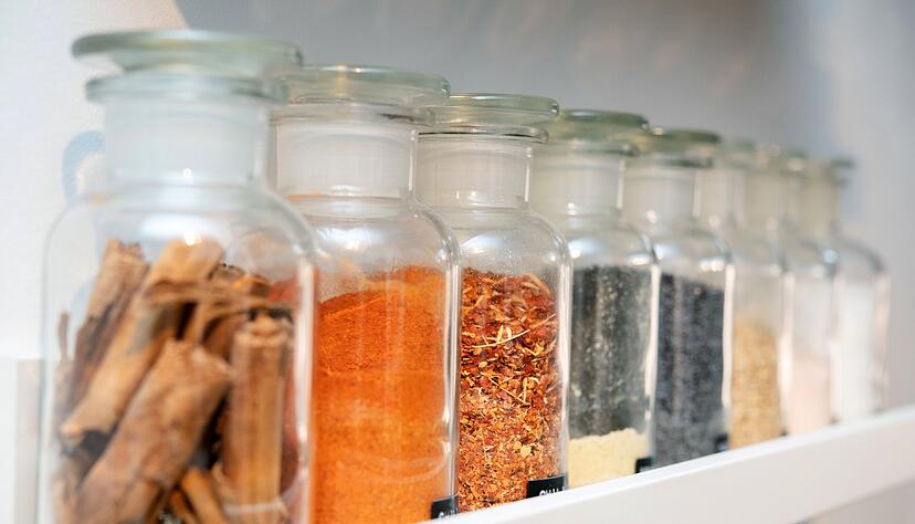 Nicht im Kühlschrank und nicht über dem Herd: Gewürze mögen weder Feuchtigkeit noch Temperaturschwankungen.