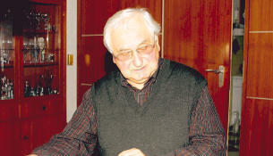 Viele Glanzlichter: Ab und zu wirft Ernst Roller einen Blick in die Chronik kultureller Veranstaltungen in der Obersulmer Realschule.
Foto: Gustav Döttling Viele Glanzlichter: Ab und zu wirft Ernst Roller einen Blick in die Chronik kultureller Veranstaltungen in der Obersulmer Realschule.
Foto: Gustav Döttling