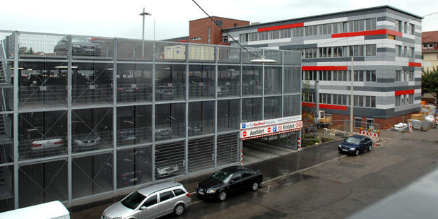 Die Kaufland-Gruppe hat in der Nachbarschaft ein Parkhaus und zuletzt ein vierstöckiges Bürohaus für ihre Werbeleute gebaut.