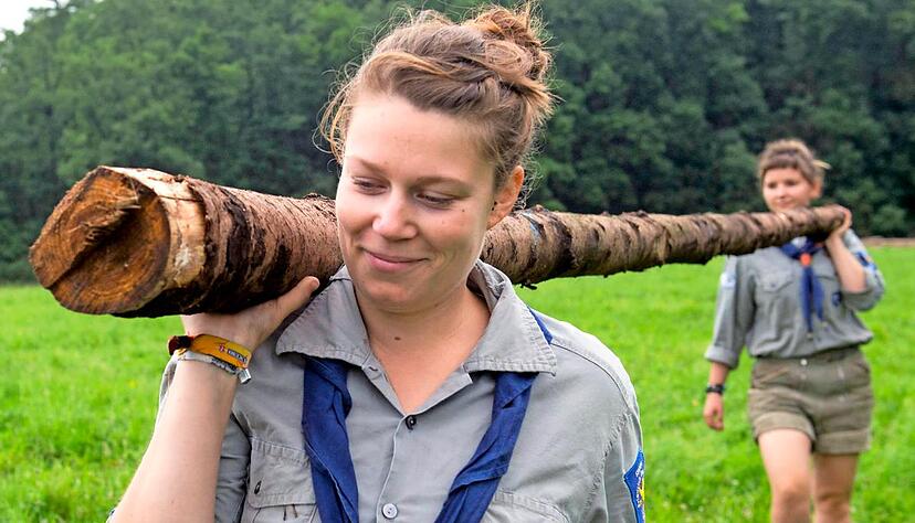 Um das Lager aufzubauen, packt jeder mit an. Da sind auch die Pfadfinderinnen nicht zimperlich. Die jungen Leute campen zw&ouml;lf Tage lang in der Natur.