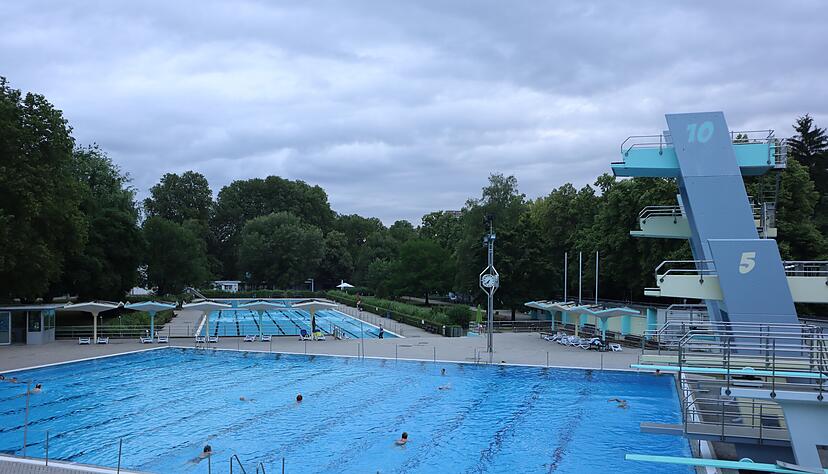 Ein Blick ins Heilbronner Freibad Neckarhalde. Von einem bewölkten Himmel und 20 Grad lassen sich die ersten Frühschwimmer nicht abschrecken.
Foto: Christoph Donauer Ein Blick ins Heilbronner Freibad Neckarhalde. Von einem bewölkten Himmel und 20 Grad lassen sich die ersten Frühschwimmer nicht abschrecken.
Foto: Christoph Donauer