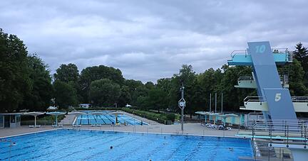 Ein Blick ins Heilbronner Freibad Neckarhalde. Von einem bewölkten Himmel und 20 Grad lassen sich die ersten Frühschwimmer nicht abschrecken.
Foto: Christoph Donauer